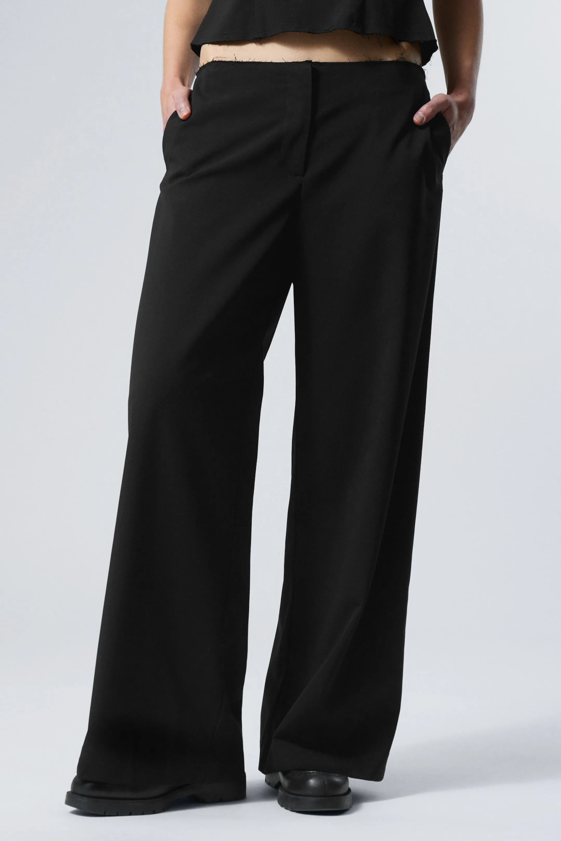 Weekday CUT-OFF WAISTBAND FRAYED SUITING TROUSERS>Women Trousers