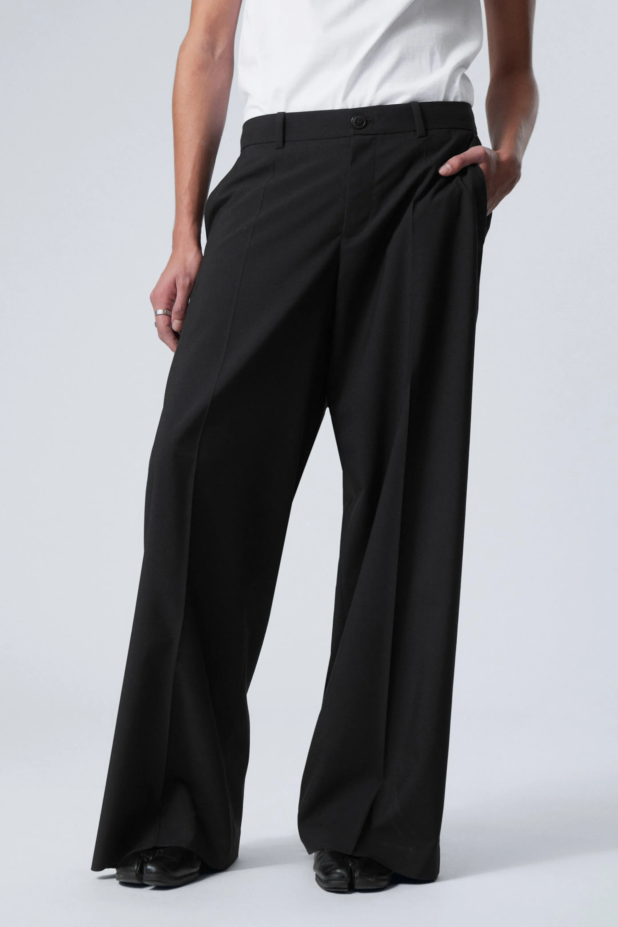 Weekday LOW WAIST LOOSE FIT SUIT TROUSERS> Trousers