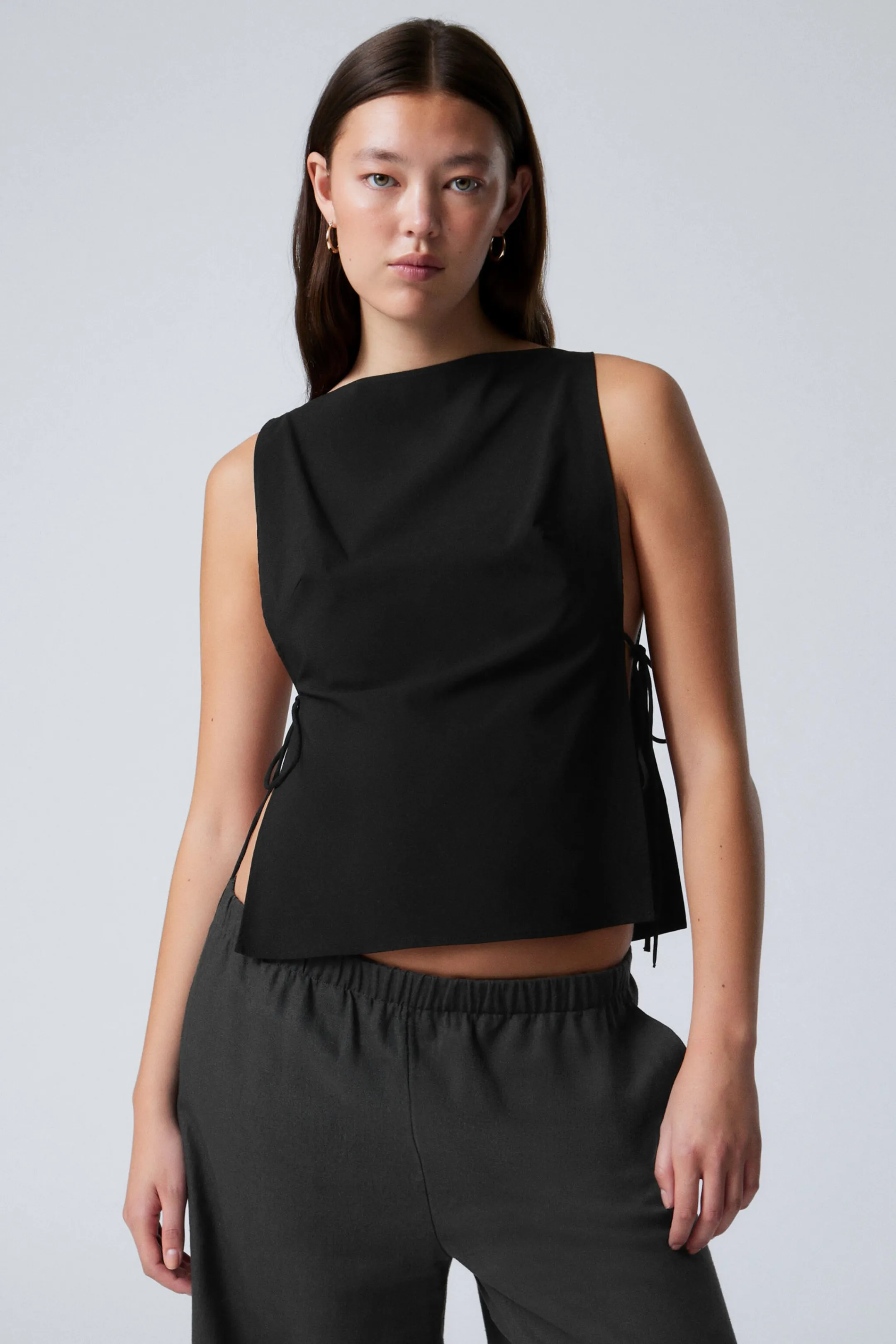 Weekday SLEEVELESS BOAT-NECK TIE TOP>Women Tops